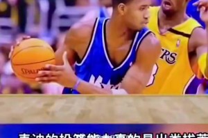 大姐一手抱娃一手投三分 真怕她不小心扔错了